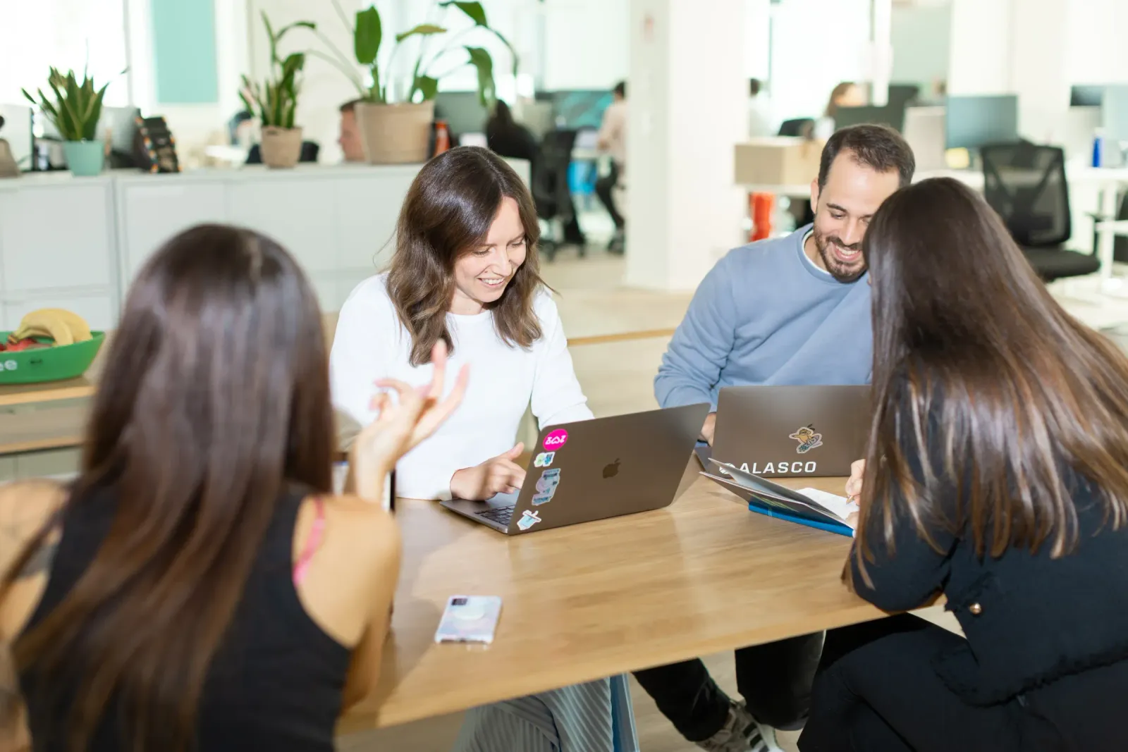 Four colleagues around a meeting table in the Alasco office in Munich